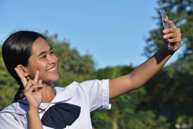 Bir Asyalı Kadın Genç Selfie 'si