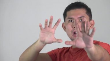 Şaşırmış ya da şaşırmış bir Asyalı.