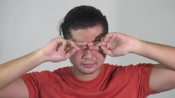 Un homme allergique se frottant les yeux — Video