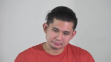 Üzgün bir Asyalı.