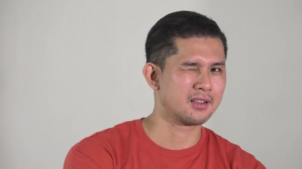 Göz Kırpan veya Kırpan Asyalı Bir Adam — Stok video