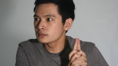 Asyalı Adam Miming Silah Tutuyor