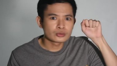 Asyalı adam kapıyı çalıp 