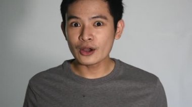 Heyecanlı Asyalı Bir Adam Konuşuyor