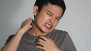 Kaşındıran Kaşıntılı Alerjik Adam