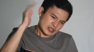 Kulağı tahriş olmuş bir adam.