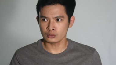 İnsan hıçkırığı olan bir hayvan gibi davranıyor.