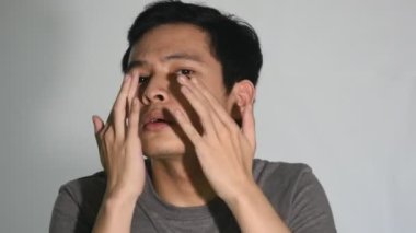 Süslenen ve gösteriş yapan bir adam