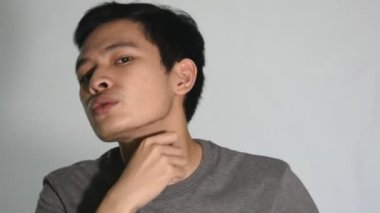 Sakal traşı gibi davranan bir pandomimci