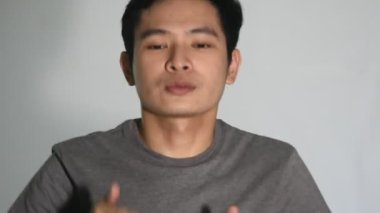 Yüzünü yıkayan bir pandomimci