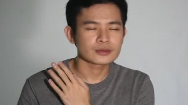 Müzik dinleyen bir adam.