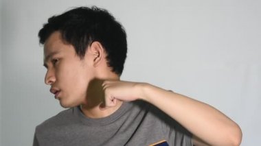 Kendini yumruklayan bir adam.