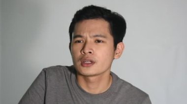 Yorgun ve bitkin bir adam