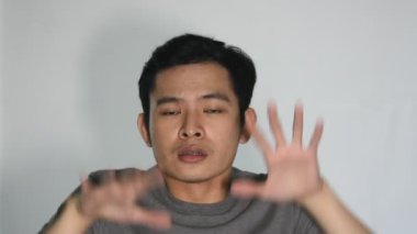 Genç adam bağırıyor, bağırıyor, kızgın.