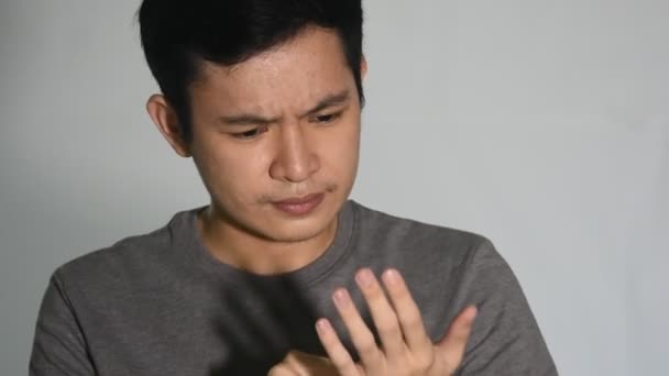 Muž znepokojen rukou nebo zraněním — Stock video