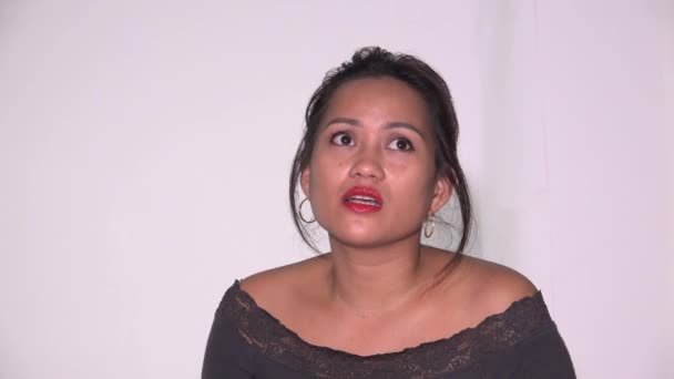 Une malheureux asiatique femme parler — Video
