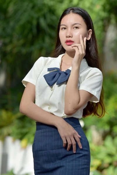 Στοχαστική Όμορφη Φιλιππινέζα Φοιτητής Φορώντας Σχολική Στολή Στέκεται — Φωτογραφία Αρχείου