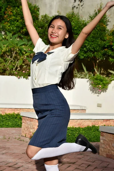 Allegro Studente Adolescente Scuola Ragazza Indossa Uniforme Piedi — Foto Stock