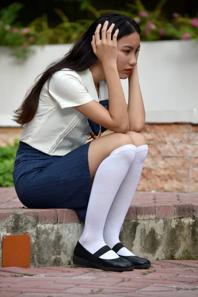 Joven Asiática Chica Estudiante Ansiedad Usando Escuela Uniforme Sentado —  Fotos de Stock