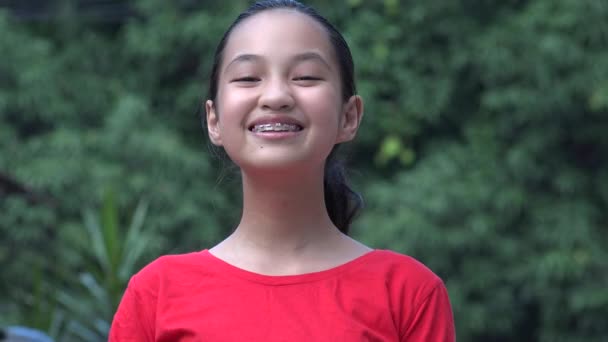 Gülümseyen Asyalı kız çocuğu diş teli takıyor. — Stok video