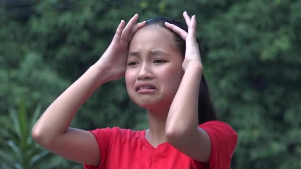 Un enfant féminin asiatique stressé — Video