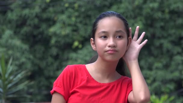 Aziatisch kind meisje luisteren en horen — Stockvideo