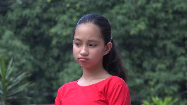 Ein trauriges asiatisches Mädchenkind — Stockvideo