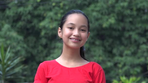 Usmívající se filipínská dívka s rovnátky — Stock video