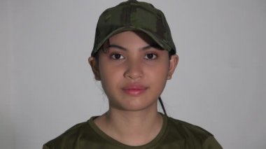 Bir Asya Kadın Ordusu acemi er.