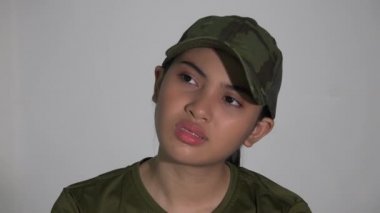 Stresli ya da Üzgün Kadın Asker