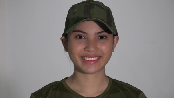 Μια χαμογελαστή γυναίκα στρατιώτης του στρατού — Αρχείο Βίντεο