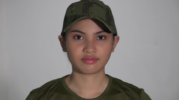 En kvinnlig armé soldat hälsning — Stockvideo