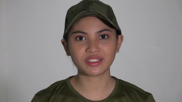 Egy női katona beszél és tiszteleg. — Stock videók