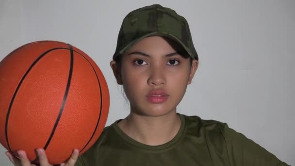 Армейская легкоатлетка с баскетболом — стоковое видео