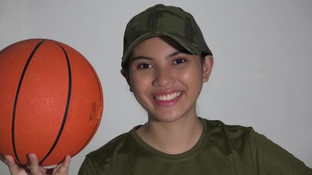 Ženský voják držící basketbal — Stock video