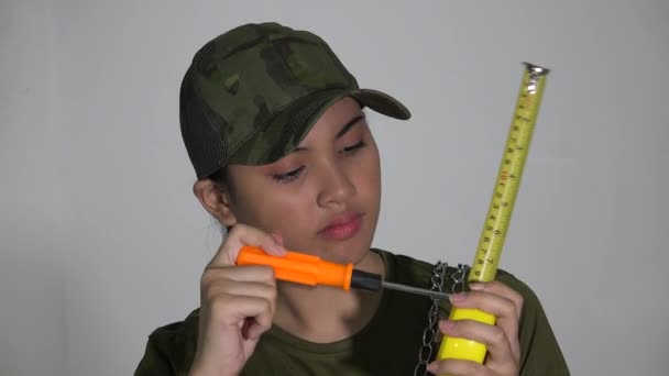 道具を持った女性兵士 — ストック動画