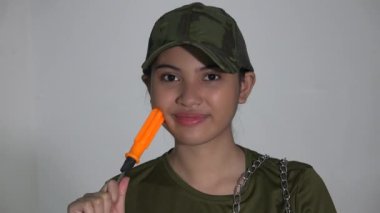 Tornavidalı bir asker.