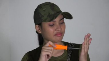 Aletleri Olan Bir Kadın Asker