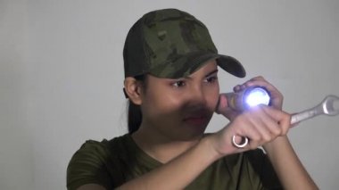 El feneri ve anahtarı olan asker.