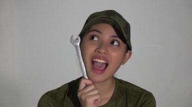 İngiliz anahtarı olan bir askeri tamirci.