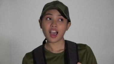 Yürüyen Bir Kadın Ordu Askeri