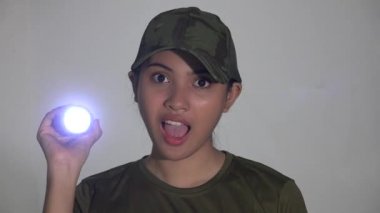 Aletleri Olan Bir Kadın Asker