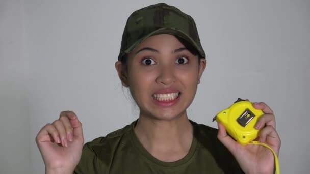 Eine Armeefrau mit Maßband — Stockvideo