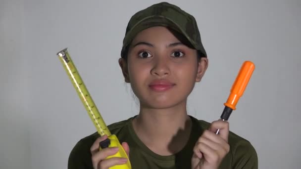 Eine glückliche Armeefrau mit Schraubenzieher — Stockvideo