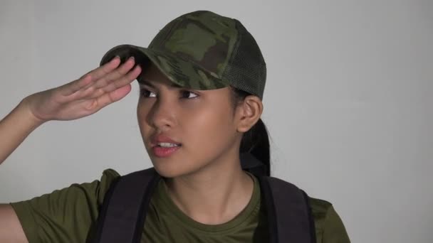 En kvinnlig soldat med ryggsäck — Stockvideo
