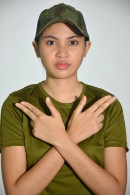 Eli Silahlı Ciddi Kadın Asker Hareketi