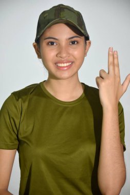 Gülümseyen Kadın Asker Silah Elli El Hareketi