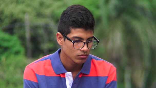 Traurig und deprimiert hispanischen Teen Boy — Stockvideo