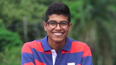 Gülümseyen Mutlu bir İspanyol Çocuk