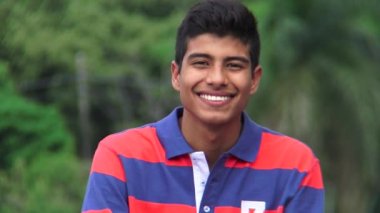 Gülümseyen bir İspanyol Çocuk